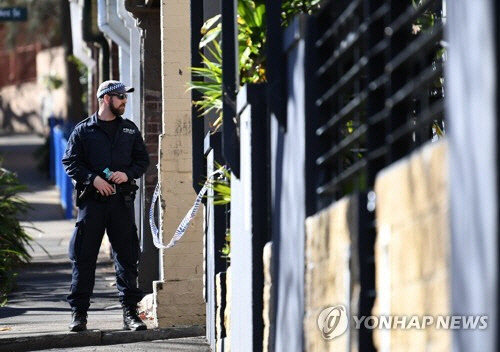 작전 중인 호주 뉴사우스웨일스(NSW)주 경찰     [EPA 연합뉴스]